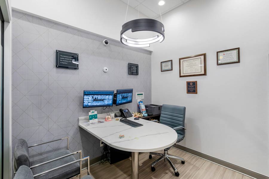 Office room with digital x-rays on screens at Glen Perio in Glenview, IL 